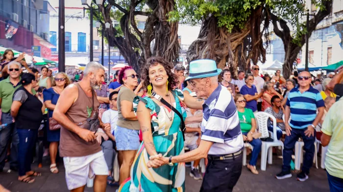 Grupo de samba faz homenagem às mulheres no Sabadinho Bom