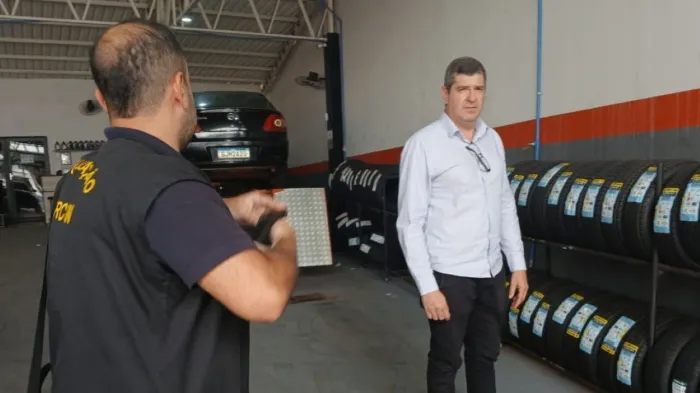 Procon autua loja de pneus após denúncia de venda casada
