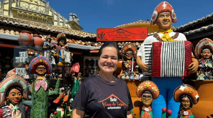 Elizabeth Vieira Ribeiro, proprietária da Casa de Taipa, atua no setor de artesanato do Mercado Thales Ferraz há 37 anos / Foto: Pietro Lobo/Setur