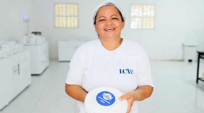 Tatiane Santos da Silva é cozinheira do polo de Muribeca e diariamente prepara 200 refeições para o 'Prato do Povo' / Foto: Igor Matias