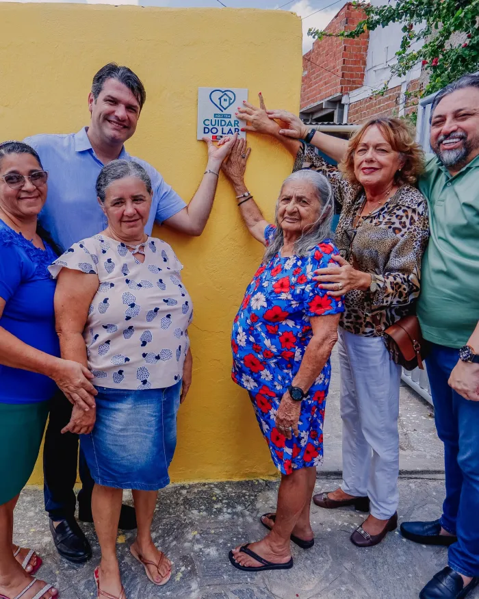 Leo Bezerra visita mais uma família beneficiada e destaca pioneirismo do programa ‘Cuidar do Lar’
