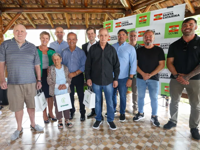 Governador entrega aparelhos auditivos em lar beneficiado com projeto do Fundo Estadual do Idoso