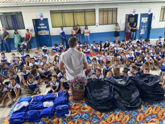  class=“text-sm text-neutral-600 dark:text-neutral-400”>Uniformes e mochilas são entregues em escola de Campo Novo (Foto: Fernando Mendes | Assessoria parlamentar)