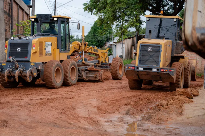 Prefeitura atende à população e realiza limpeza e encascalhamento no Três Marias