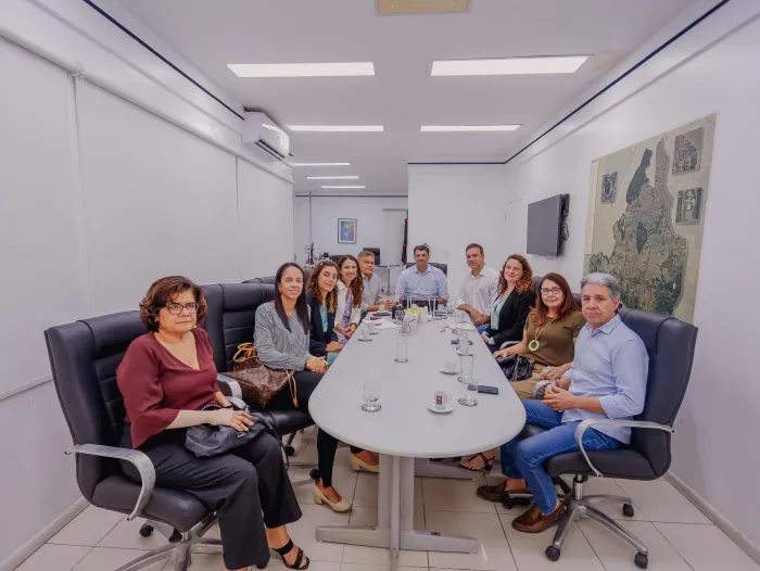 Leo Bezerra se reúne com Agência Francesa de Desenvolvimento e avança para apresentar editais e licitar obras