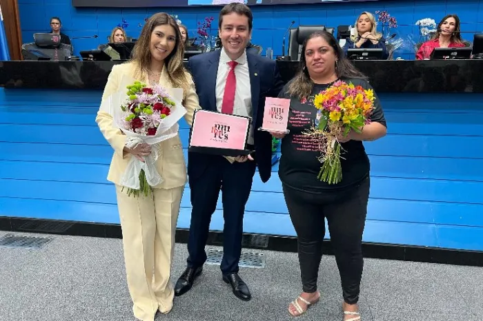 Gisele Veiga, mãe atípica, é homenageada pelo deputado João Henrique