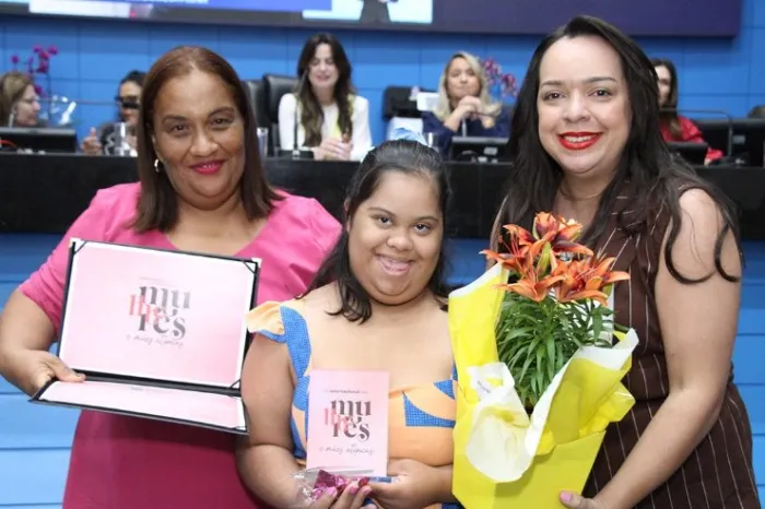 Deputado Jamilson Name homenageia Maria de Sousa Ferreira com o Troféu Celina Jallad
