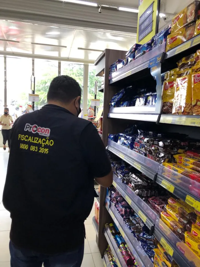 Procon-JP leva alunos de escola municipal para aula prática sobre economia financeira em supermercado