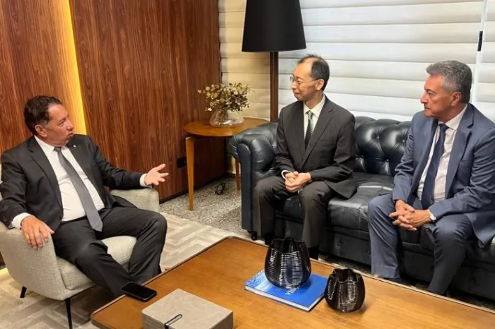 Deputado Hashioka entrega Diploma de Ilustre Visitante a cônsul do Japão no Brasil