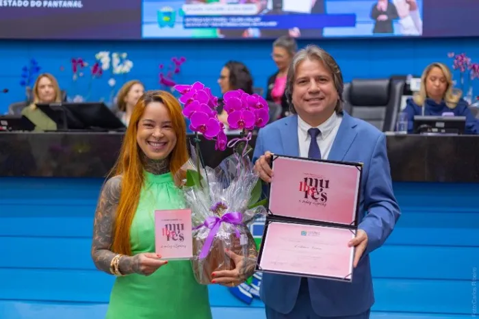 História de dedicação materna é reconhecida por Caravina em solenidade na ALEMS