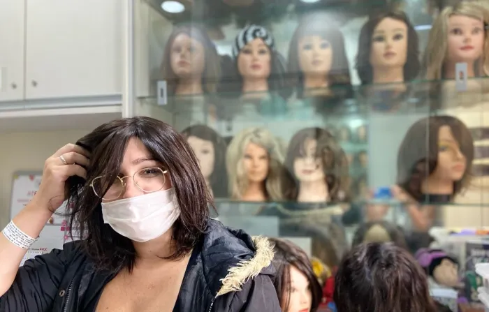 Em Santa Catarina, mulheres em tratamento de câncer recuperam autoestima com o empréstimo de perucas