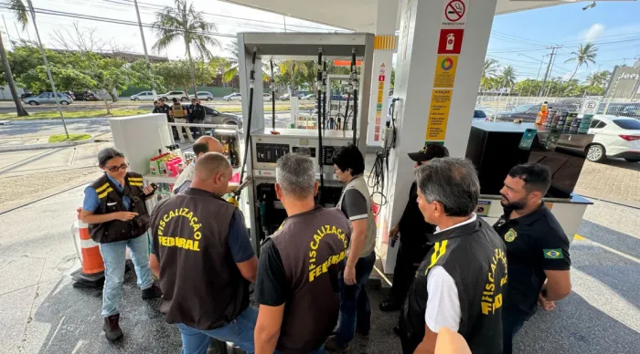 Ação conjunta fiscaliza qualidade e volumetria dos combustíveis vendidos na capital// Fotos: Ascom/ SSP