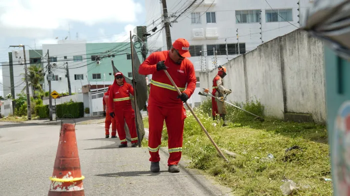 Agentes de limpeza urbana realizam serviços de zeladoria em 11 bairros