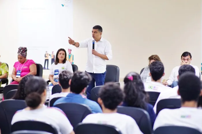 Governo, sociedade civil e instituições educacionais debatem soluções para desafios das quebradeiras de coco babaçu
