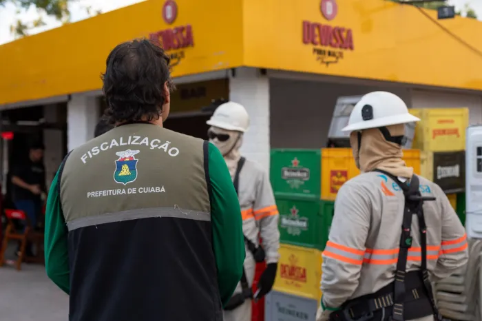 Operação interdita quiosque por som alto e flagra furto de energia