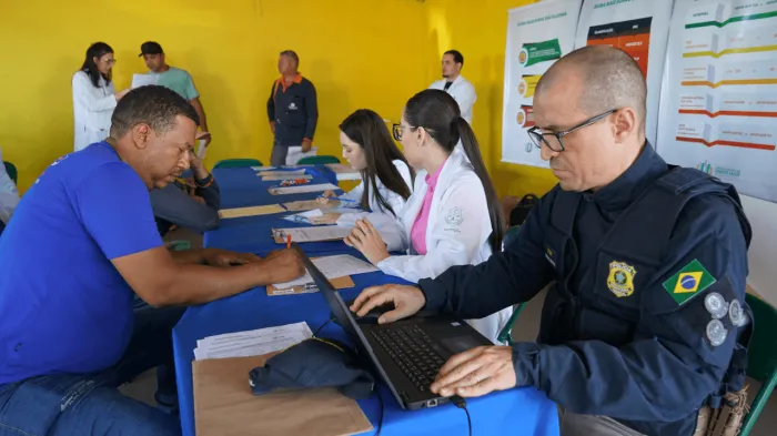 Saúde participa de ação da PRF com caminhoneiros