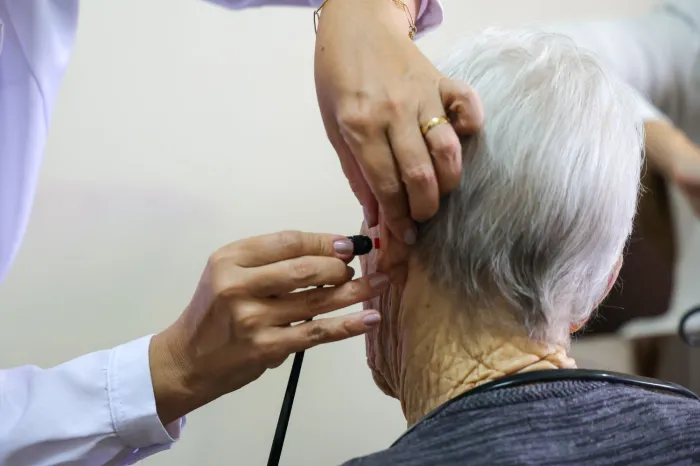 Fundo Estadual do Idoso leva saúde auditiva e qualidade de vida para dezenas de catarinenses