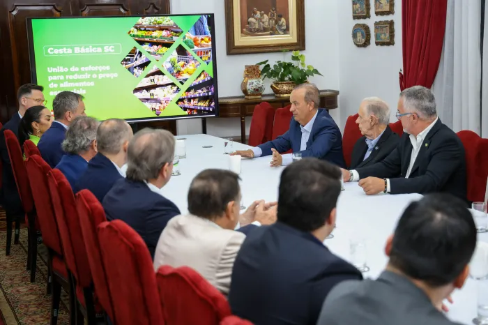 Governador zera imposto de arroz, feijão e farinhas e garante apoio de entidades para que desconto chegue ao consumidor