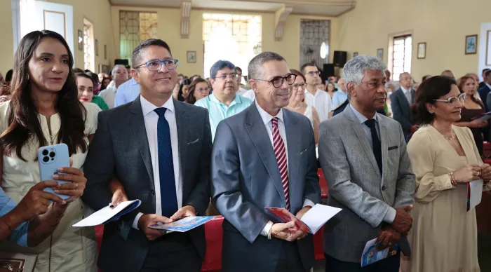 Ao lado da prefeita de Aracaju, Emília Corrêa, do vice-prefeito Ricardo Marques e demais autoridades, o governador Fábio Mitidieri participou da missa de aniversário da capital/Fotos: Reinaldo Moura