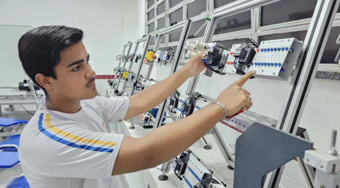 Estudante no laboratório de Automação / Fotos: Arquivo Seed