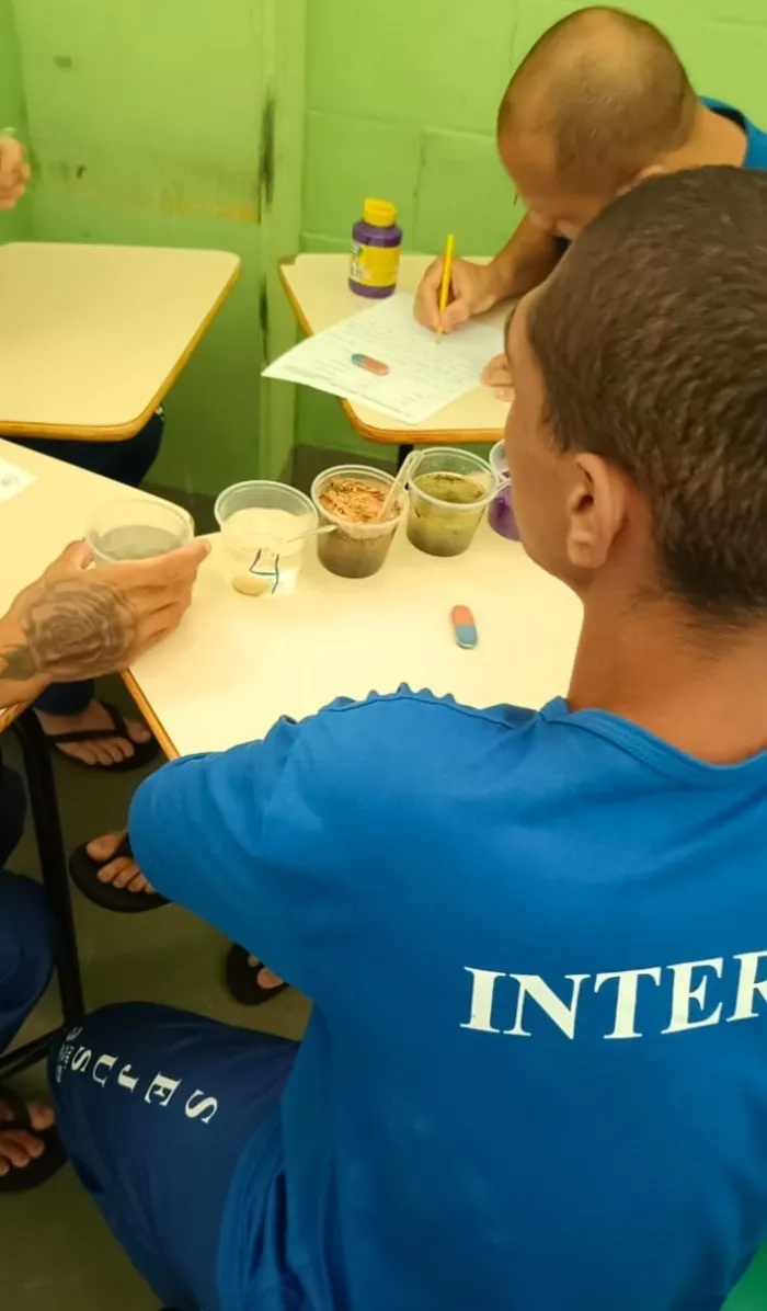 Internos alunos de Linhares realizam experiência sobre misturas em aula de Ciências