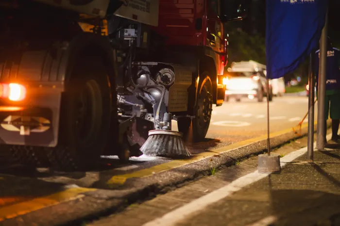 Varredeiras mecanizadas reforçam o trabalho de limpeza em Belém