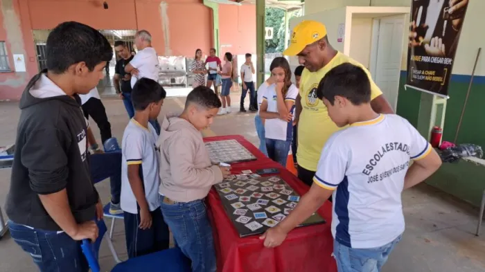 Ações educativas para crianças e adultos por meio de jogos educativos como sequência lógica, dominó do trânsito, jogo da memória e atividades de desenho temático foram desenvolvidas 