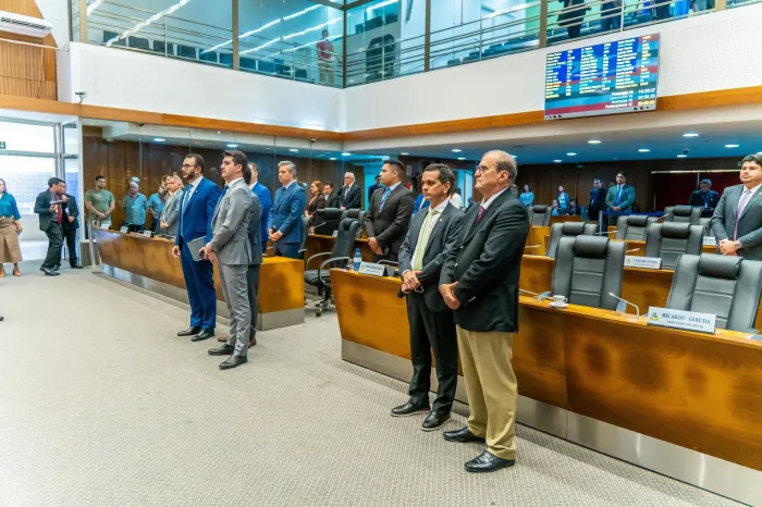 Alema faz minuto de silêncio em memória de influenciadora e de ex-procurador de Justiça