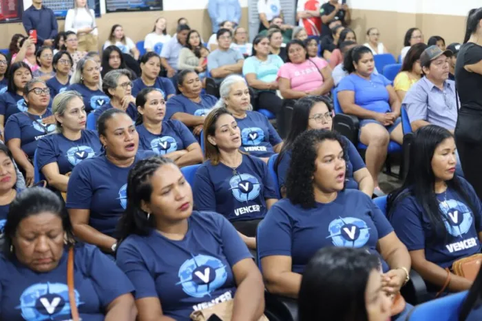 Mais 34 concluintes de cursos do programa Vencer receberam kit profissional que os possibilita começar a trabalhar na área capacitada
