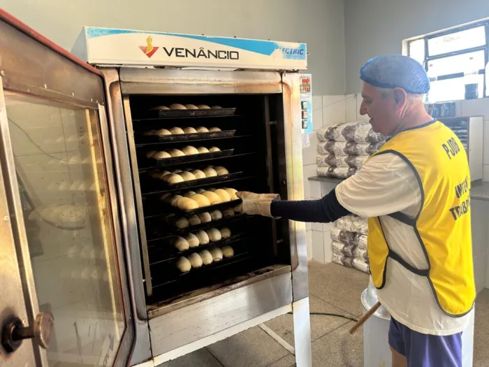 Reeducandos da Penitenciária de Picos produzem 1.200 pães por dia