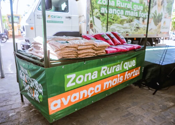 Prefeitura de Caruaru entrega mais de 7 toneladas de milho e feijão a agricultores do município
