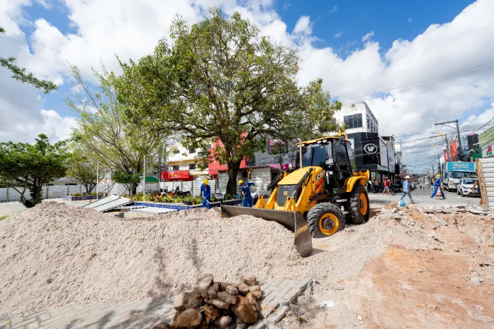 Obras da Praça Desembargador Montenegro seguem a todo vapor