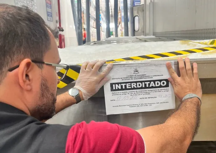 Procon/MA intensifica fiscalizações em supermercados e interdita setor de pescados de unidade na Curva do 90