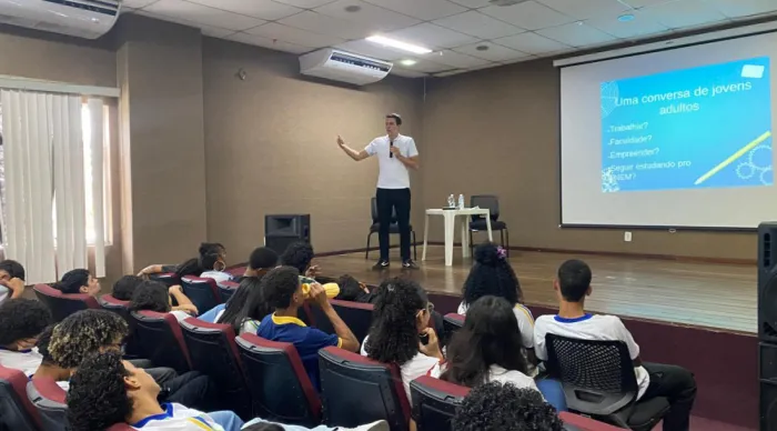 O público-alvo da palestra foi composto por estudantes do 2º e 3º anos do ensino médio / Foto: Jennifer Nyrla