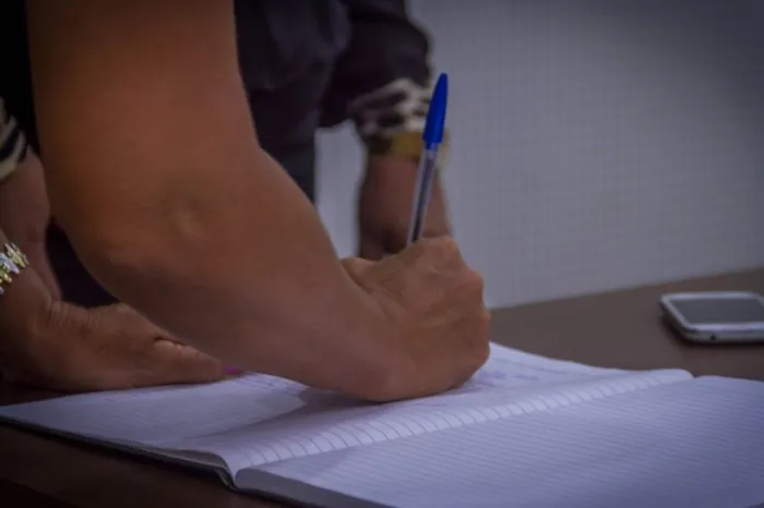 O plano estabelece diretrizes para oferta de educação básica, nas etapas do ensino fundamental e médio, na modalidade da Educação de Jovens e Adultos (EJA) nas unidades prisionais