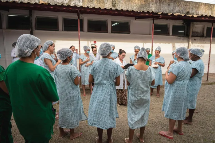 SES fortalece vínculo entre mães e bebês prematuros com cangurazaço na MACMA
