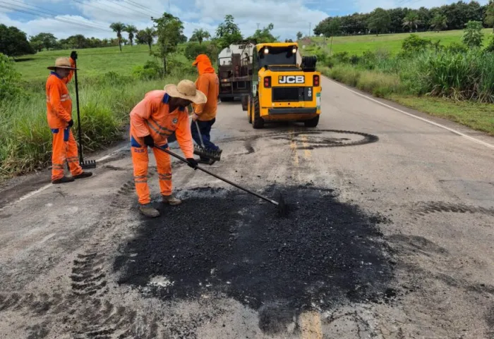 Manutenção garante melhor trafegabilidade na Rodovia-383, entre os municípios de Santa Luzia d’Oeste e Rolim de Moura