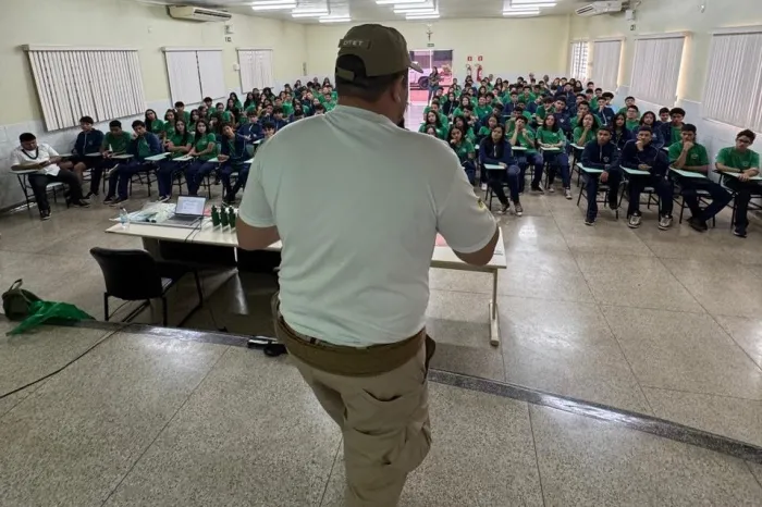 Palestra na Escola Padre Zenildo conscientiza sobre a importância do respeito aos recursos hídricos