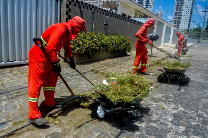 Emlur realiza serviços de roçagem e capinação em 18 bairros ao longo da semana