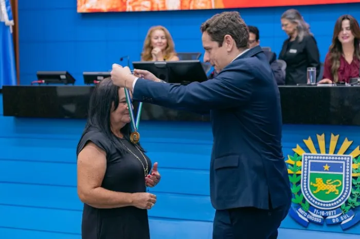 Artesã de Bataguassu é homenageada pelo Deputado Caravina em sessão solene na ALEMS
