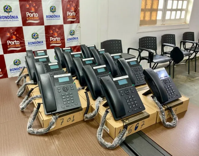 Tecnologia VoiP transforma sinais de voz analógicos em dados digitais, permitindo chamadas telefônicas internas e externas pela internet