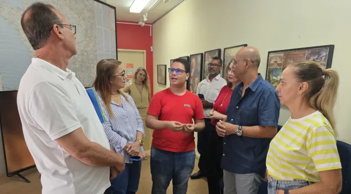 Secretário da Educação visita Centro Estadual de Idiomas e destaca política de internacionalização da educação pública