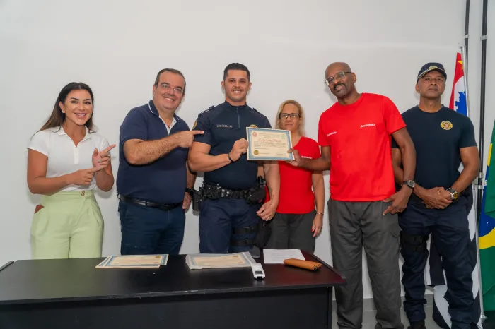GCMs de Bertioga recebem certificados de cursos de primeiros socorros e imobilização ortopédica