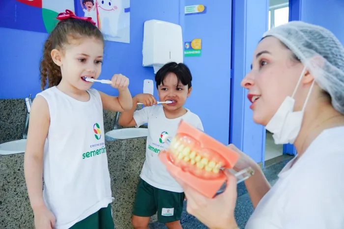 Estudantes da Creche-Escola Sementinha recebem orientações sobre saúde bucal