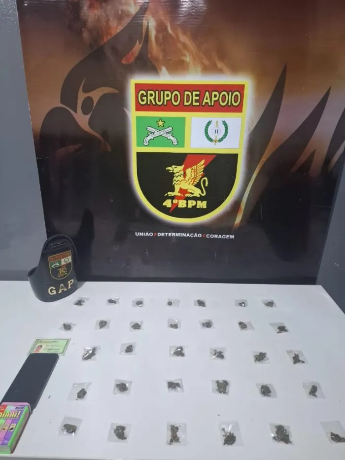 PM prende homens por tráfico de drogas e apreende 41 porções de maconha em abordagens