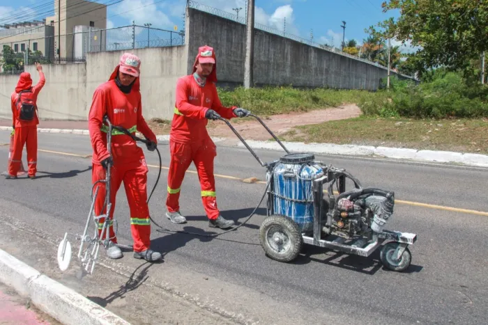Emlur executa serviços de roçagem, capinação e pintura de meio-fio em 11 bairros da Capital