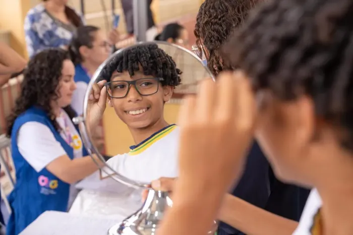 Óculos são adquiridos pela Organização das Voluntárias de Goiás (OVG) e disponibilizados totalmente de graça aos estudantes (Foto: André Saddi / Diego Canedo)
