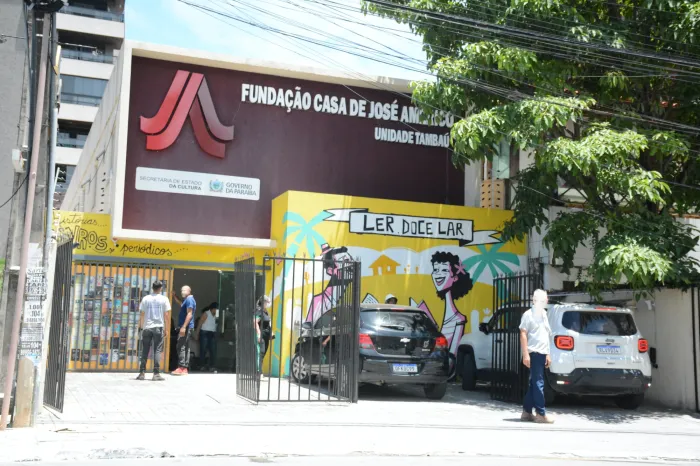 Nova unidade da FCJA ganha painel dos artistas plásticos Chico Pereira e Edi Guedes