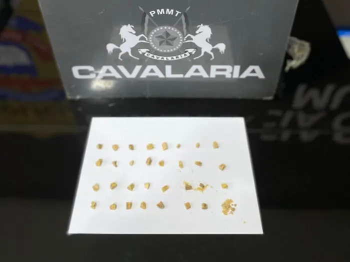Cavalaria da PM prende adolescente com 31 pedras de pasta base de cocaína em Nova Mutum