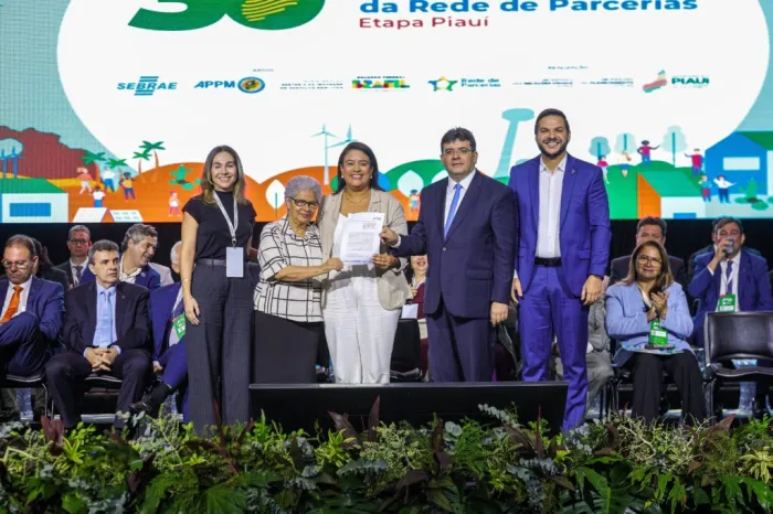 No Fórum de Parcerias, Secretário Washington Bandeira assina termo de adesão do Pacto Pela Educação